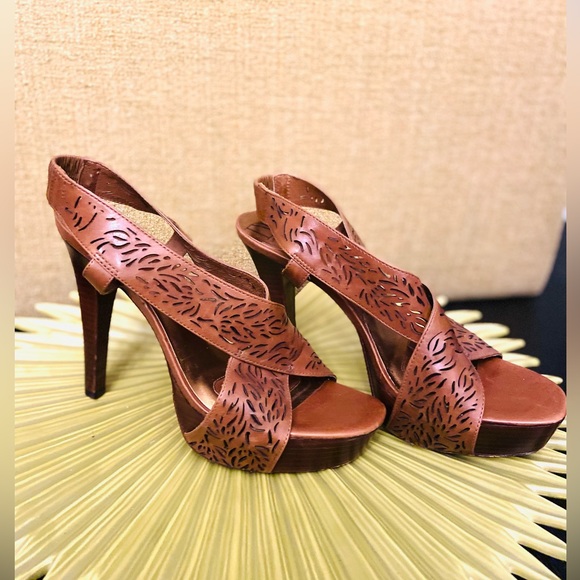 Diane VF Leather and wood high heels with laser cut details. Barely worn. - Picture 2 of 7